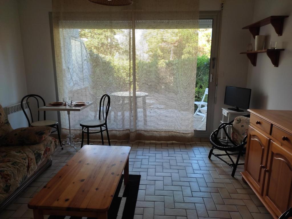 Fotografia z galérie ubytovania Studio avec Terrasse, Proche Plage, Parking Privé, Vélo, Activités Nautiques - FR-1-652-21 v destinácii Saint-Jean-de-Monts