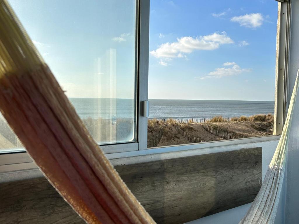 a room with a hammock and a view of the ocean at Appartement Saint-Hilaire-de-Riez, 3 pièces, 6 personnes - FR-1-652-24 in Saint-Hilaire-de-Riez