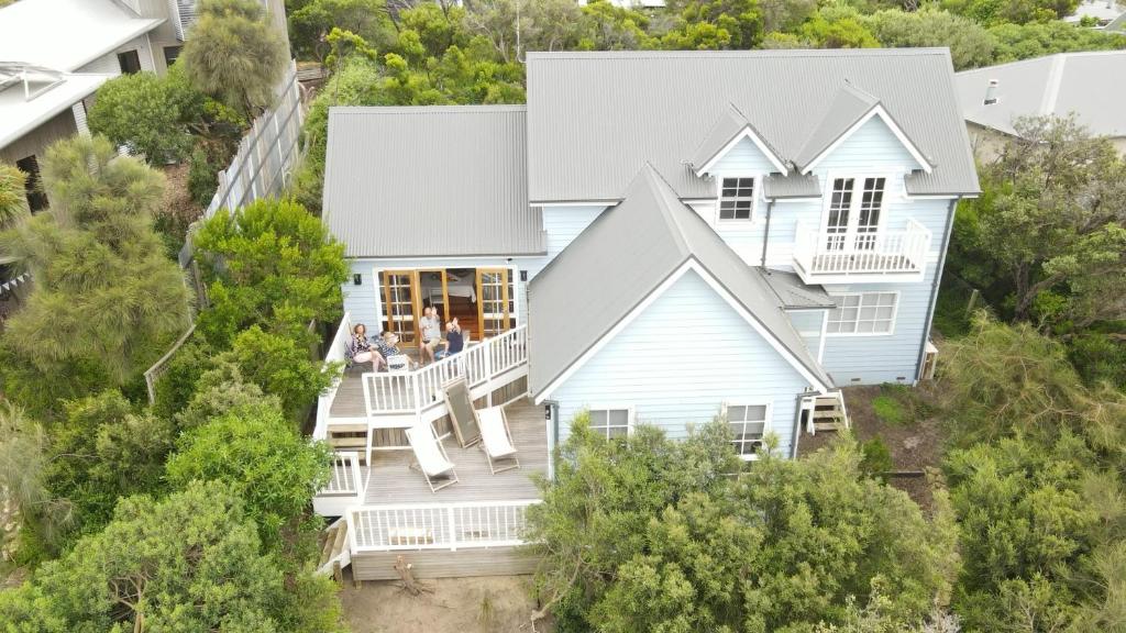 Vista aérea de una casa blanca con gente en las escaleras en Mornington Peninsula Hamptons Inspired Gem - New listing, en Rye