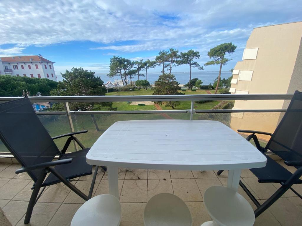 Balkon lub taras w obiekcie Appartement T2 bis avec balcon, parking et WIFI à Arcachon - FR-1-374-199