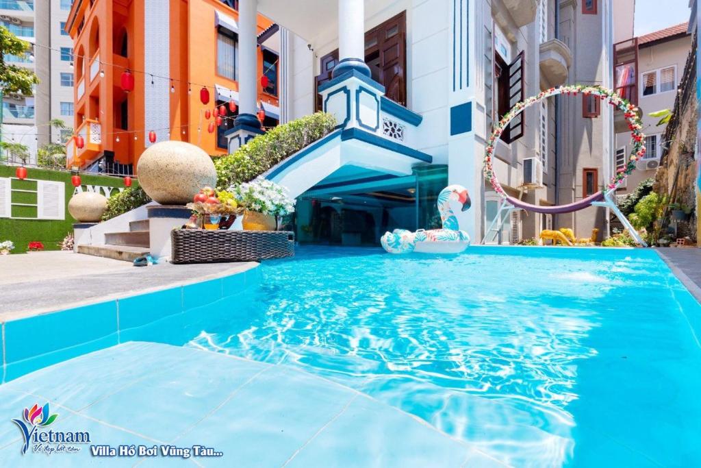 a swimming pool in the middle of a building at Villa GOLD DAY Hồ bơi LÊ HỒNG PHONG Nối dài in Vung Tau