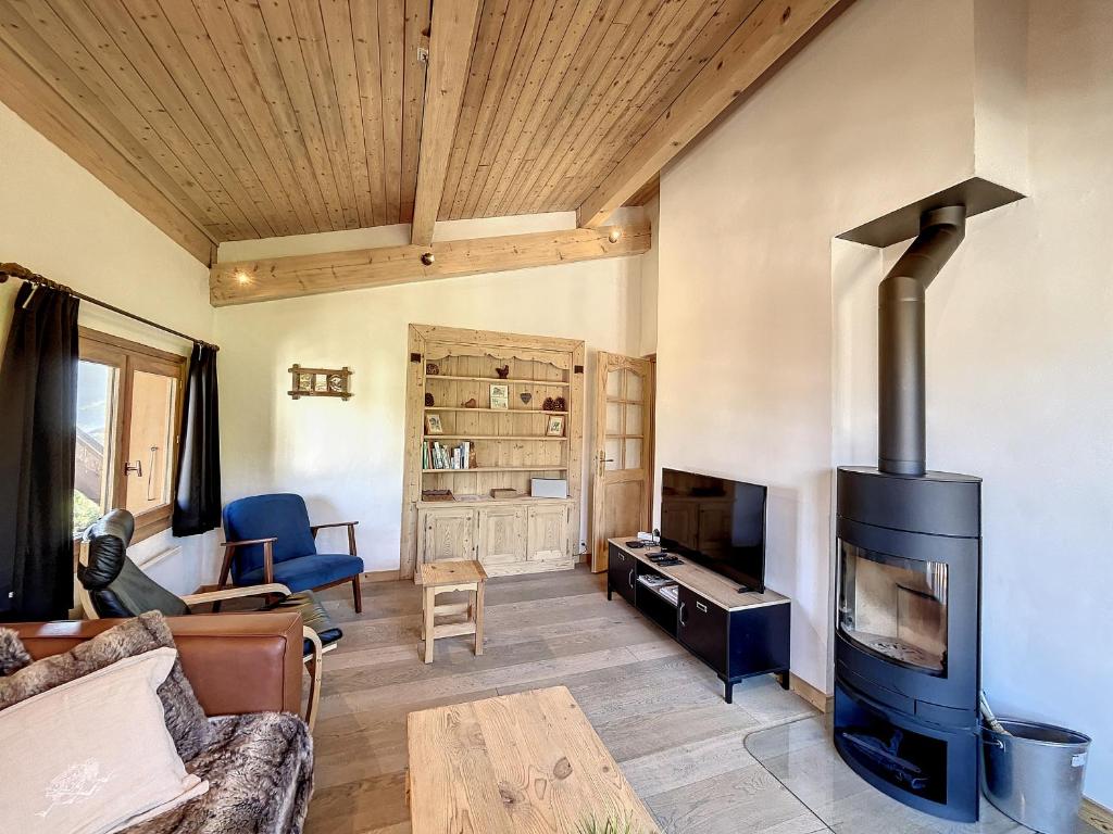 un salon avec une cheminée et un canapé dans l'établissement Superbe 3 Pièces avec Balcons en Plein Cœur de Combloux - Parking, Wifi, Lave-linge - FR-1-560-106, à Combloux