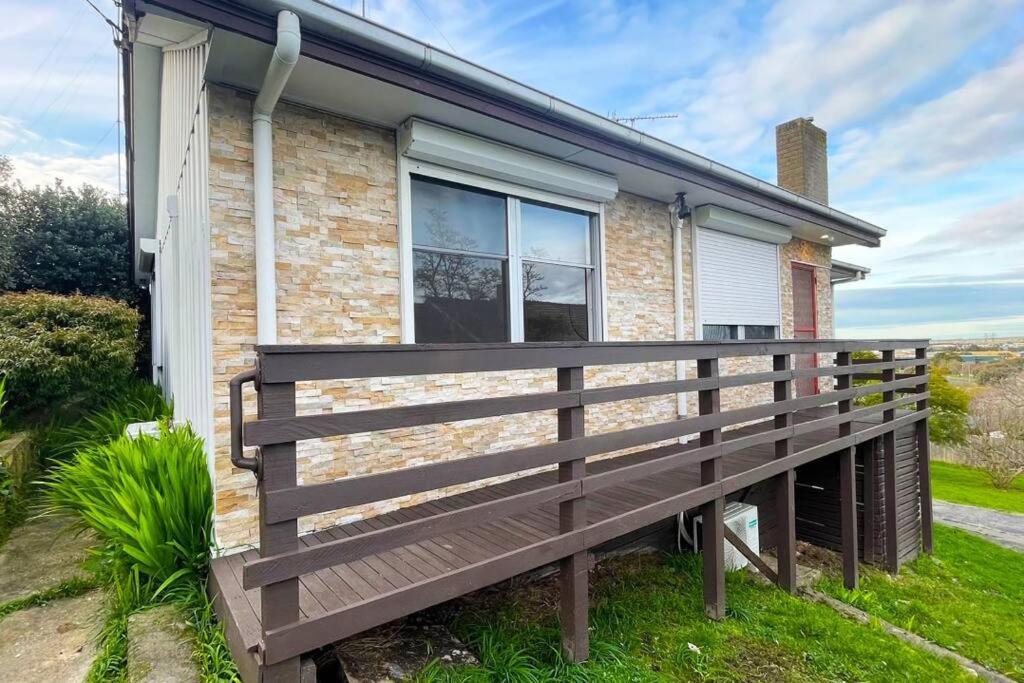 uma casa com uma cerca de madeira em frente em Morwell Pet friendly 3BR Retreat Free Parking Netflix em Morwell
