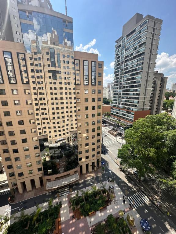 uma vista aérea de uma cidade com edifícios altos em Moema Times Square SP - Luxury Suíte em São Paulo