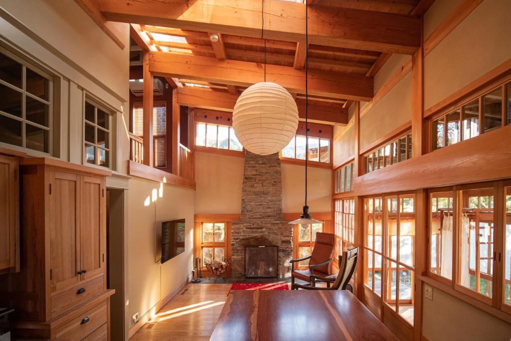 sala de estar amplia con mesa y chimenea en 【飛騨高山】kiyomi荘-sou- 贅沢なプライベート空間, en Takayama
