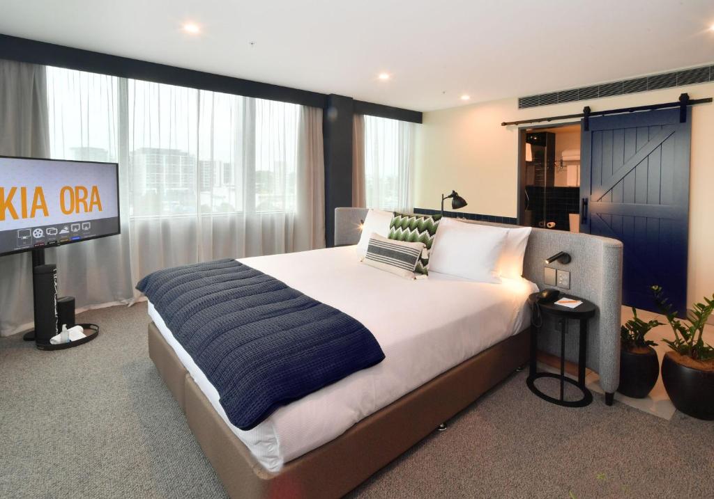奥克兰Sudima Auckland City的一间卧室配有一张大床和电视
