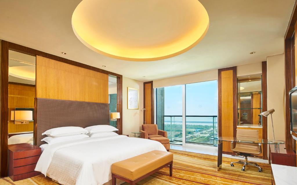 Postel nebo postele na pokoji v ubytování Sheraton Zhoushan Hotel