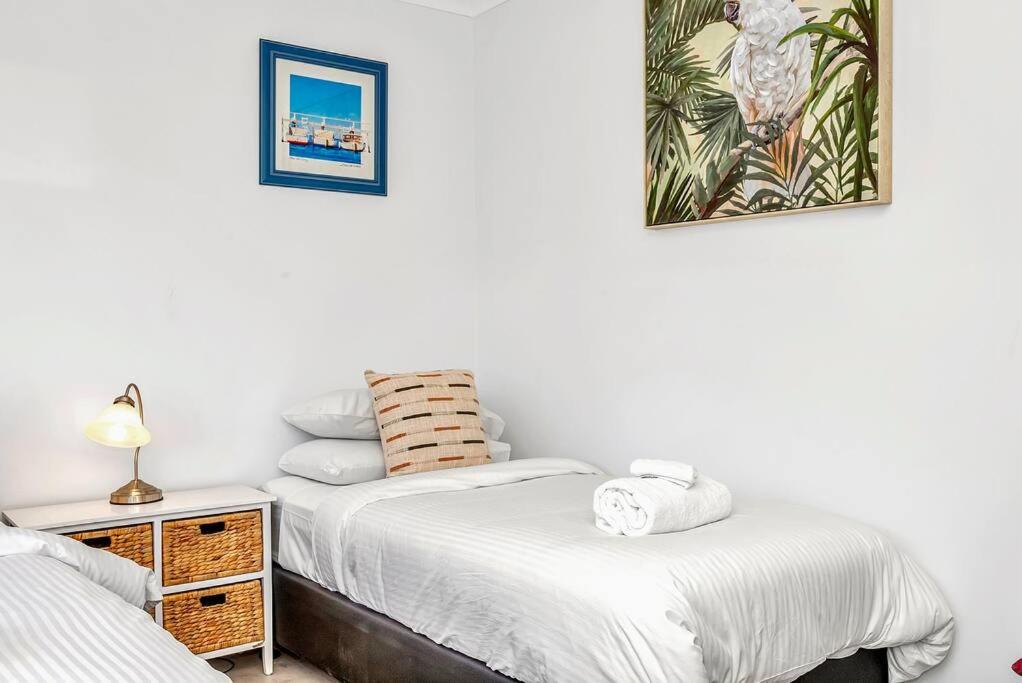 Postel nebo postele na pokoji v ubytování 'Waurra' A Cosy Moana Beach Getaway