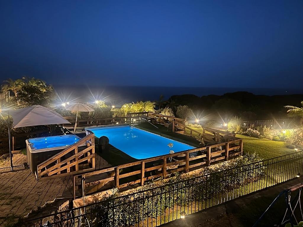 een zwembad met verlichting bij Villa Petra Sappa - RELAX & WELLNESS in Acireale