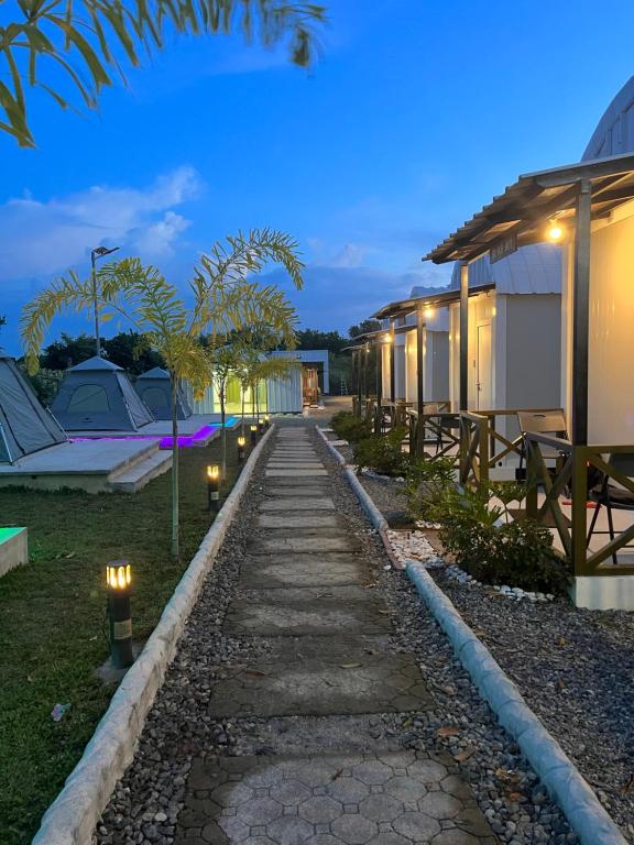 einen Weg, der nachts zu einem Resort führt in der Unterkunft Camp Palo Bandera in Calatagan