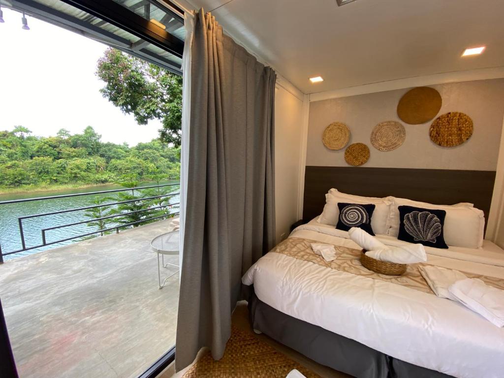 CavintiにあるCaliraya Mountain Lake Resortのベッドルーム(ベッド1台付)、バルコニーが備わります。