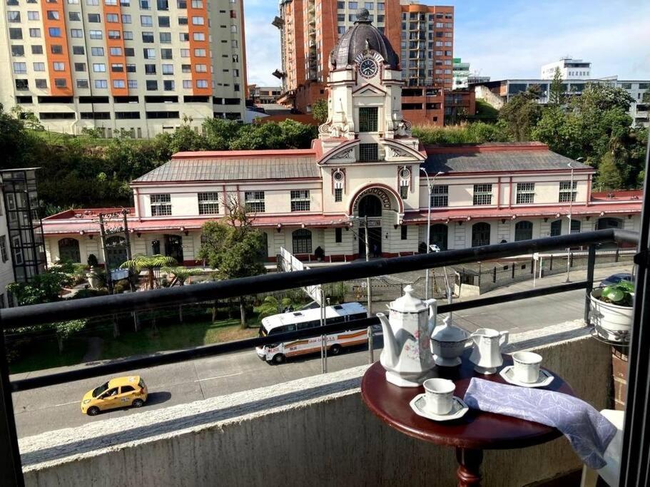 - Balcón con mesa y vistas a la ciudad en Apto. acogedor cerca de todo lo mejor de la ciudad, en Manizales