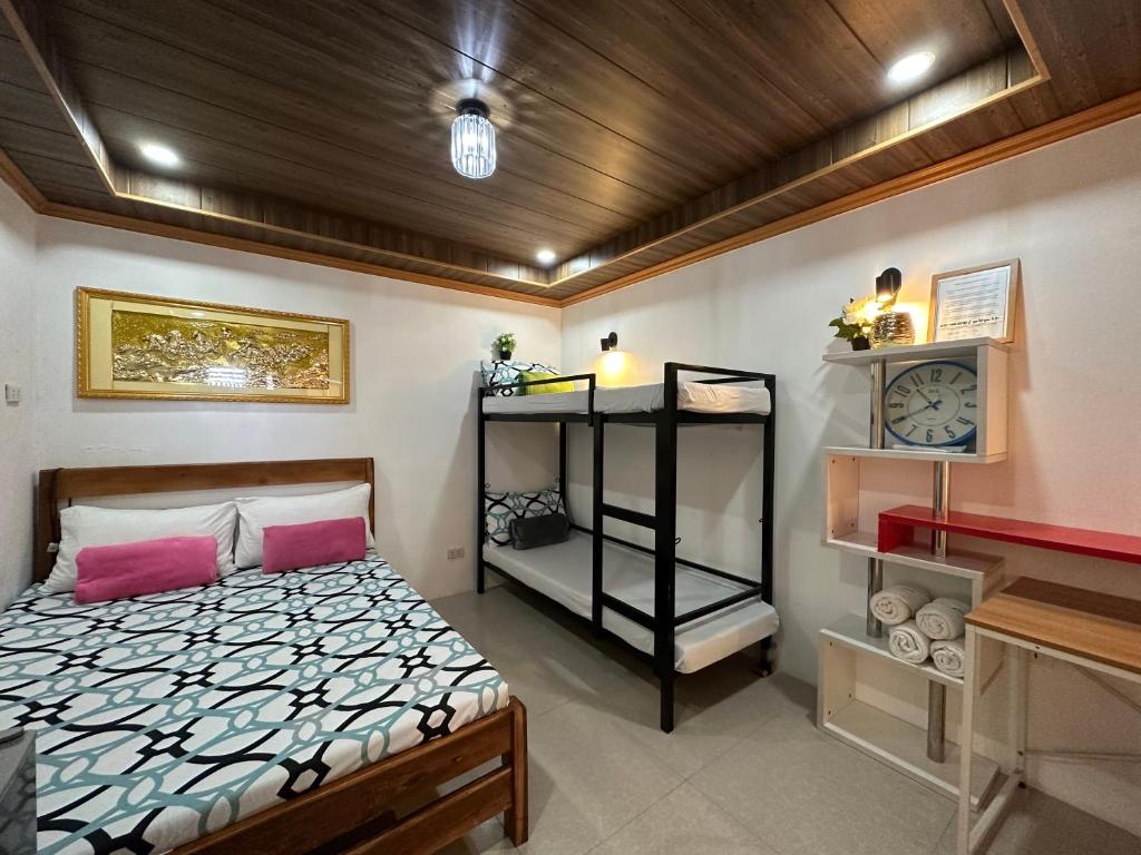 Postel nebo postele na pokoji v ubytování Tacloban EVMC Gdex Transient House