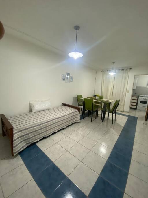 ein Zimmer mit einem Bett und einem Tisch und Stühlen in der Unterkunft Alquiler departamento amoblado in Río Cuarto