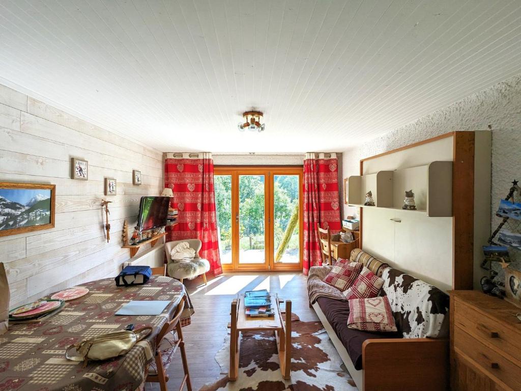 a living room with a couch and a table at Appartement La Clusaz, 2 pièces, 6 personnes - FR-1-459-217 in La Clusaz