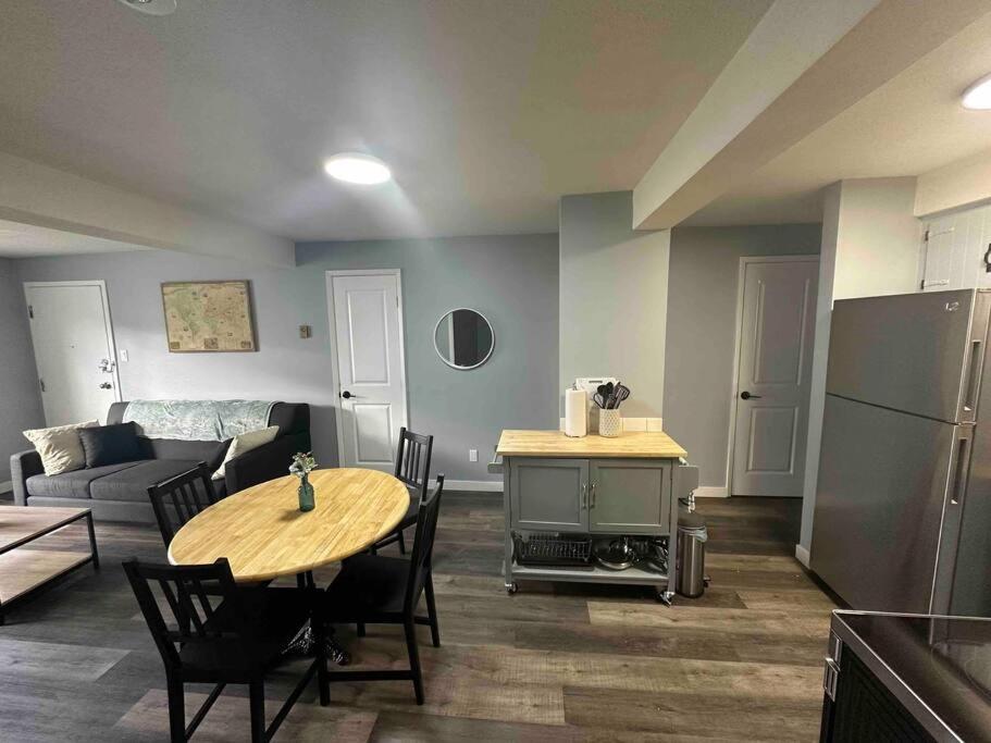 eine Küche und ein Wohnzimmer mit einem Tisch und einem Sofa in der Unterkunft Freshly Renovated 2 bedroom unit in Cornwall