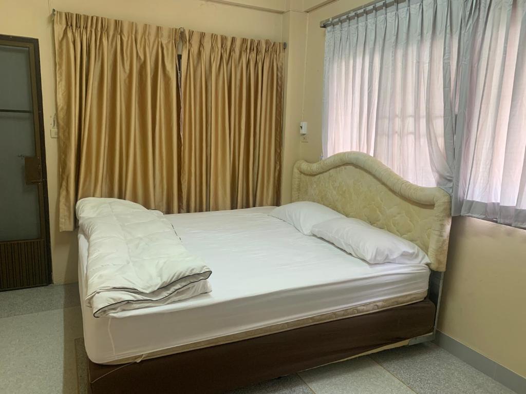 Ce lit se trouve dans un dortoir doté d'une fenêtre. dans l'établissement Cat Home, à Hat Yai