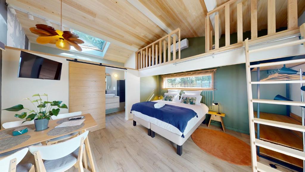 een slaapkamer met een stapelbed en een bureau in een kamer bij LA PLANETTE in Aussonne