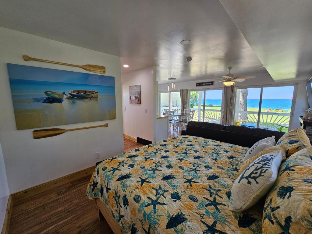 um quarto com uma cama e vista para o oceano em SeaSide Lake-Front Cottage em Madison