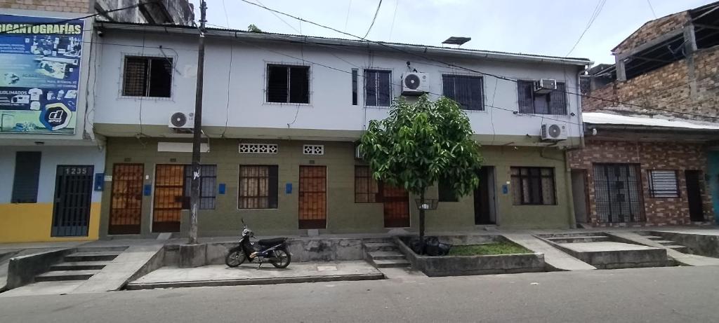 una motocicleta estacionada frente a un edificio en Mini Departamento Iquitos 1245-01, en Iquitos