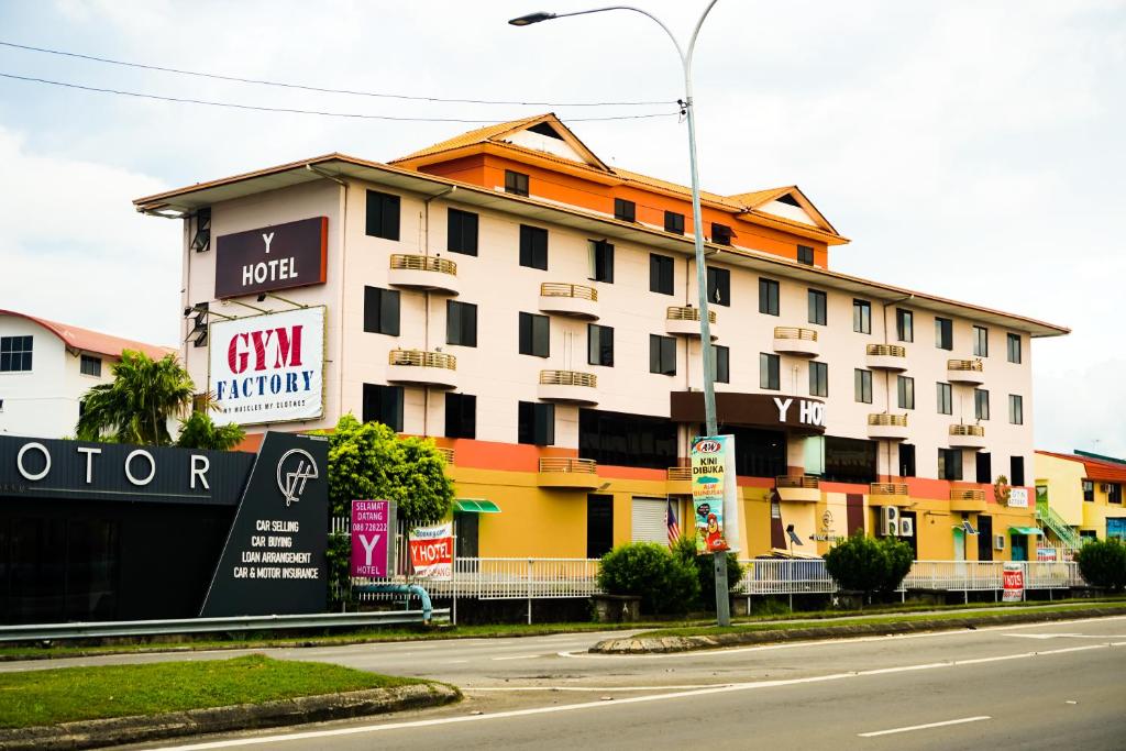 een gebouw aan de straatkant bij Y Hotel in Kota Kinabalu