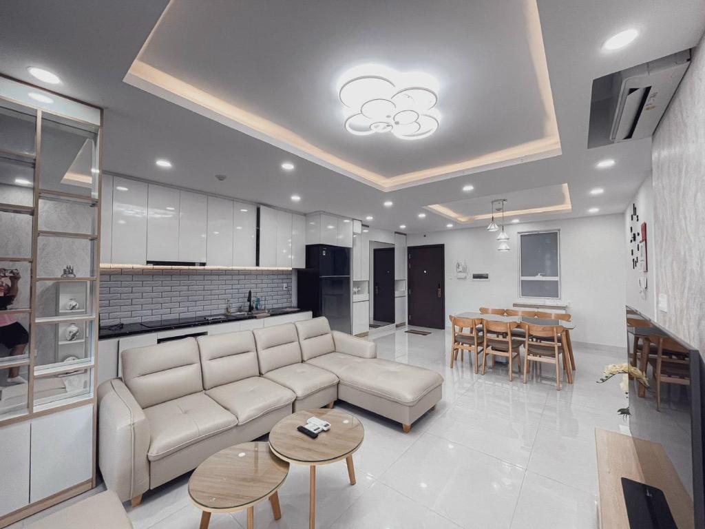 ein Wohnzimmer mit einem Sofa und einem Tisch in der Unterkunft SUNRISE CITY Apartment - Dau Dau HOMES in Ho-Chi-Minh-Stadt