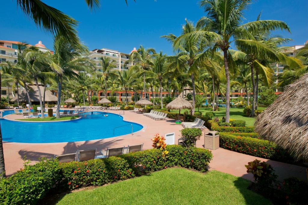 una vista aérea de una piscina del complejo con palmeras en Condominios Playa Royale en Nuevo Vallarta 