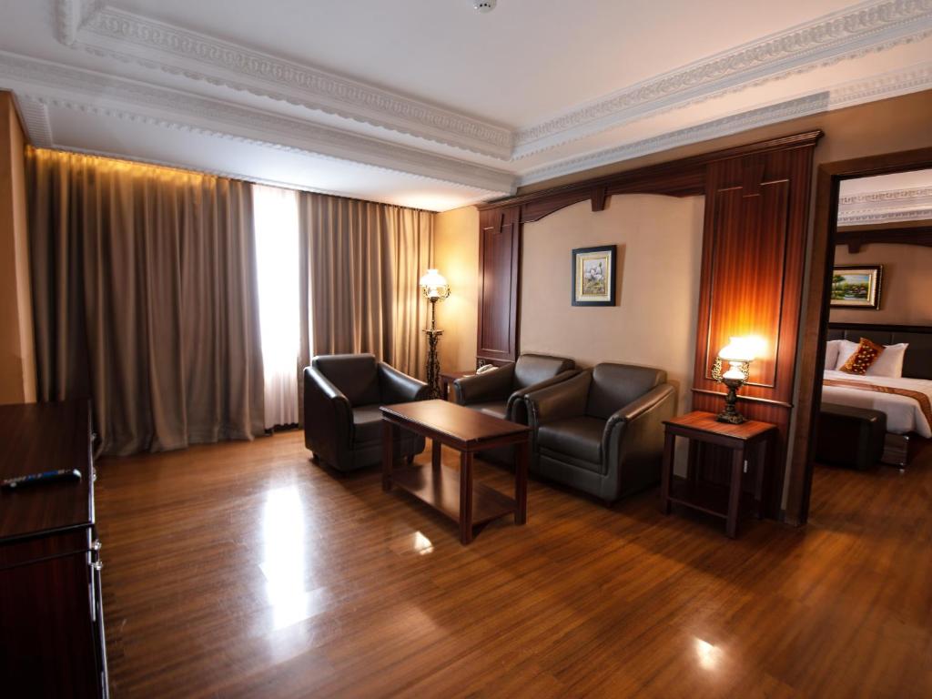 Posezení v ubytování The Rich Jogja Hotel