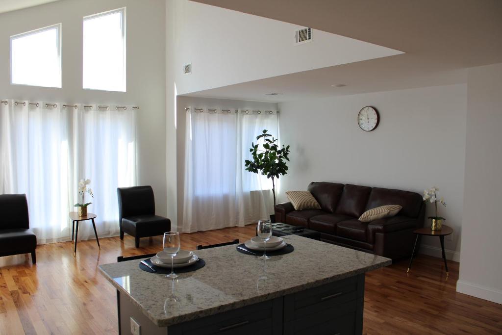 un soggiorno con un divano e un tavolo di Cozy & Deluxe Apartment - EZ Access to NYC a Newark