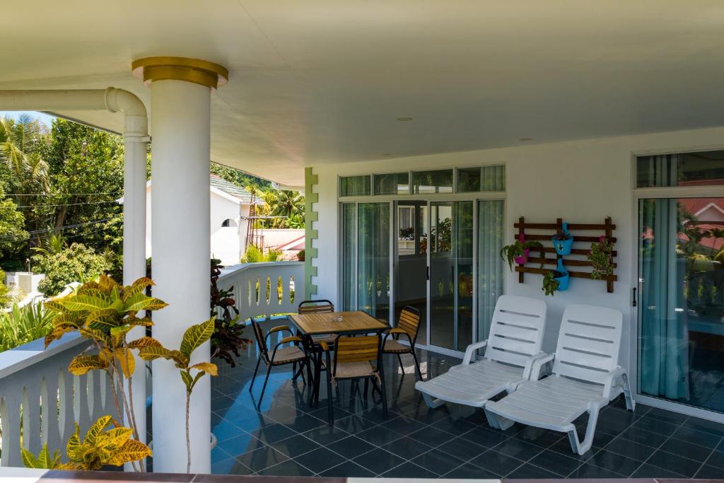 Un balcón o terraza en 340 Degrees Mountain View Apartments
