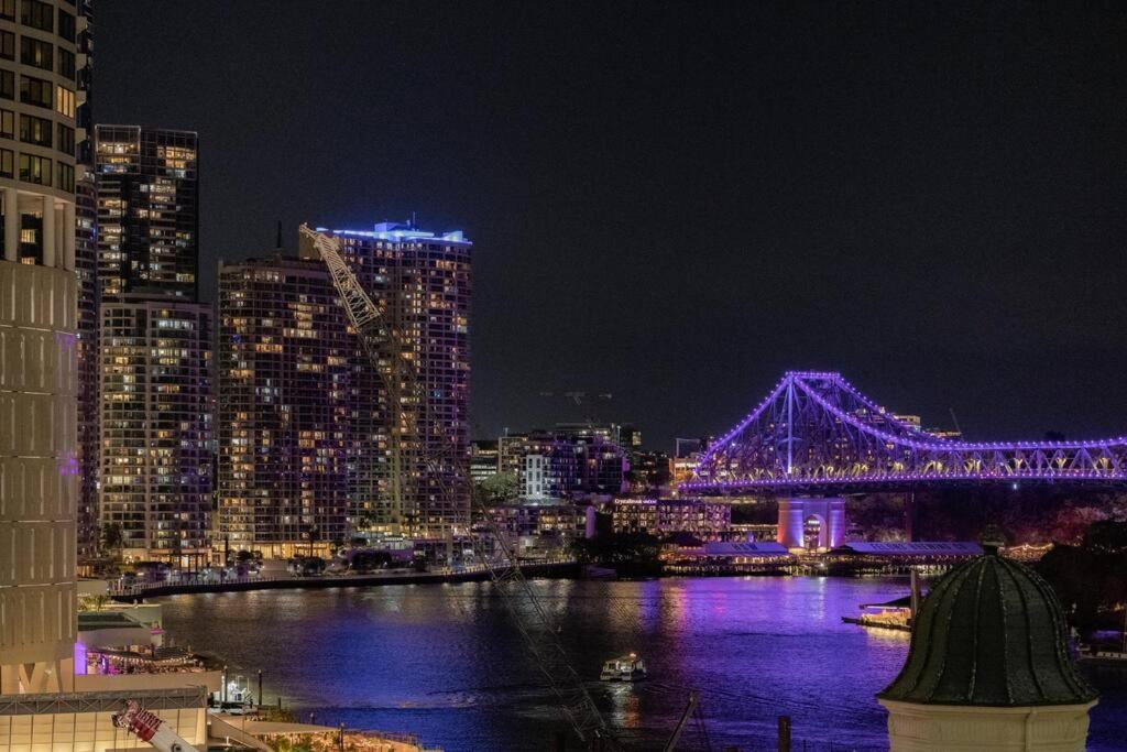 Blick auf eine Stadt mit einer Brücke in der Nacht in der Unterkunft Story Bridge & River View 2B1B Apt w Free Parking! in Brisbane