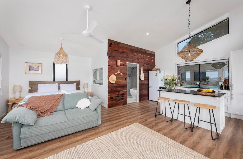 um quarto com uma cama e uma cozinha com um balcão em Sheket em Gold Coast