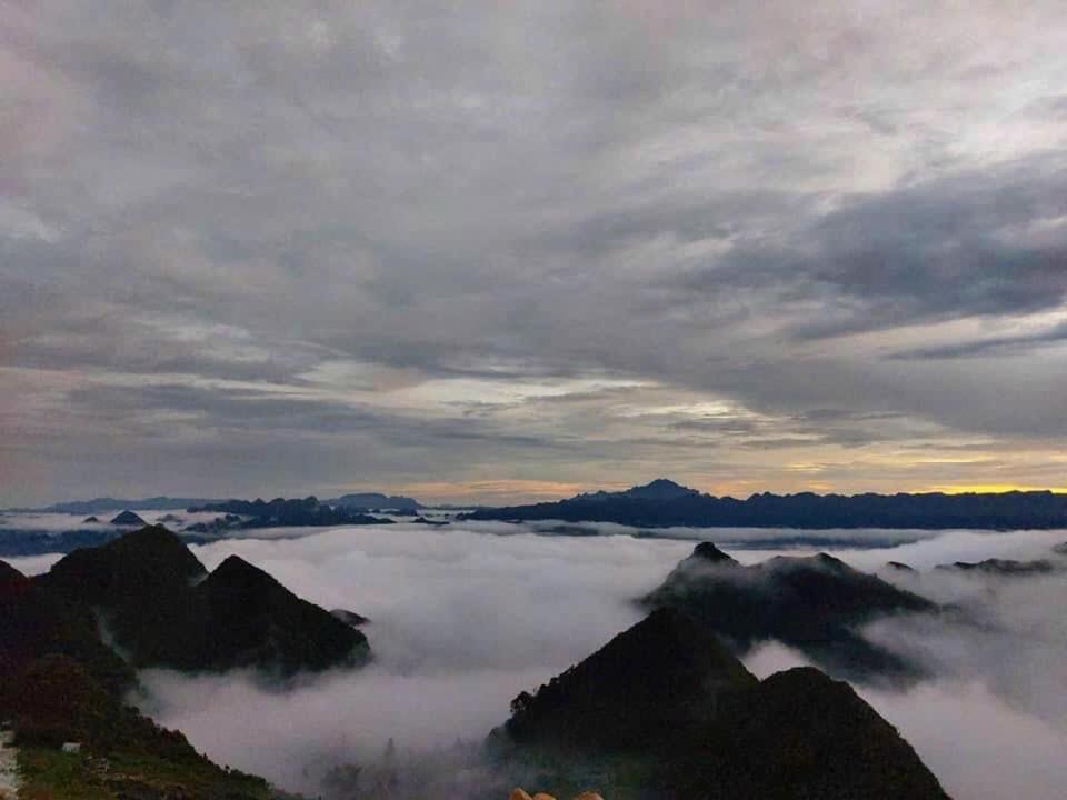 einen Blick auf die Berge mit einem Meer von Wolken in der Unterkunft Homestay Huyền Thoại Cao Nguyên Đá 