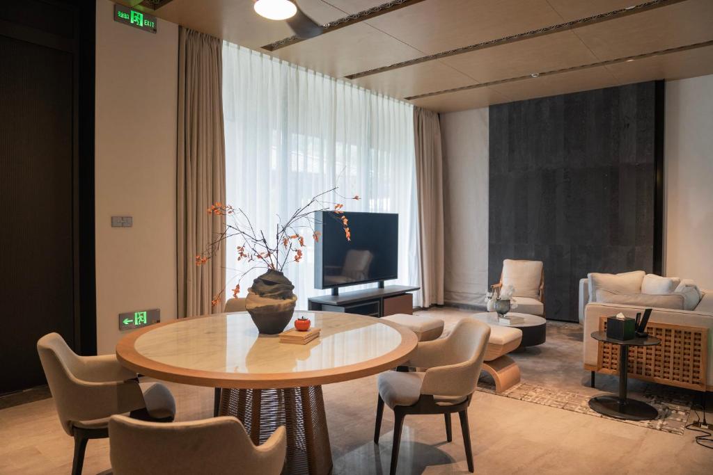 Phoenix River Yixing - Yuebai Villa