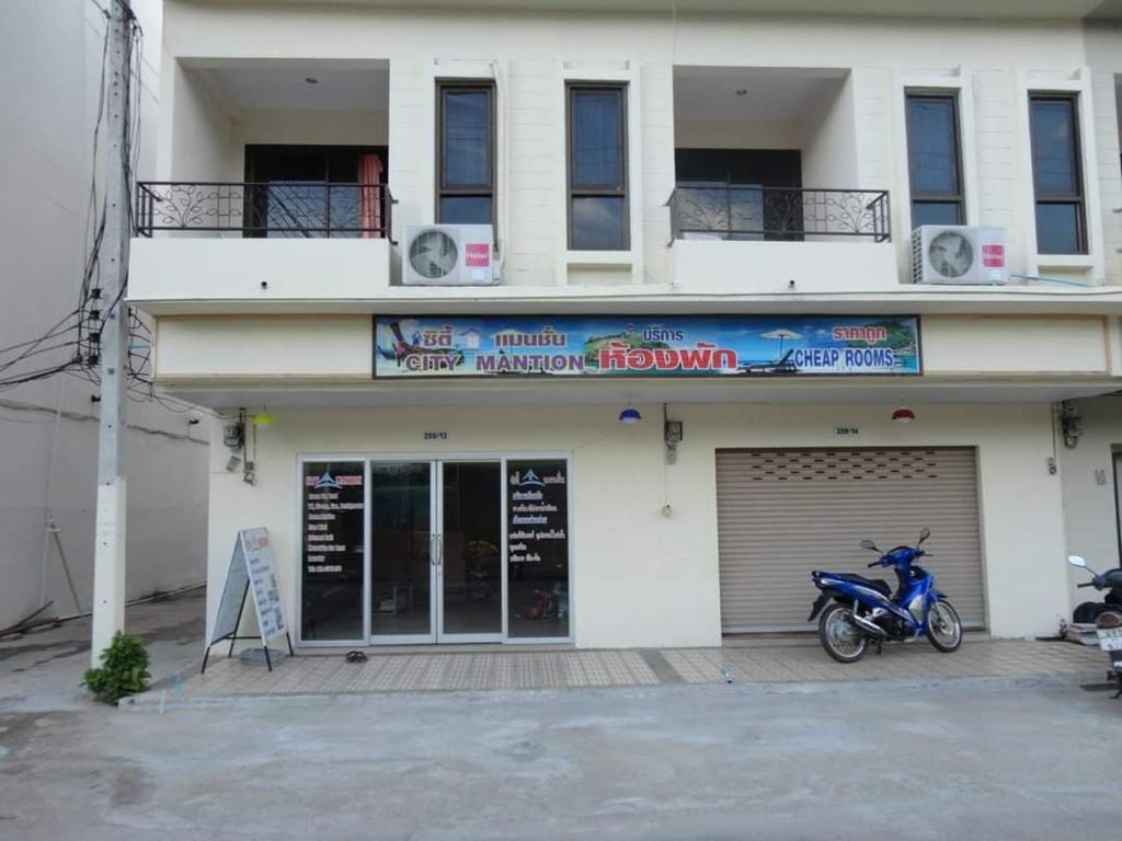 a motorcycle parked in front of a building at ซิตี้ แม่นชั่น in Ban Ai Dao