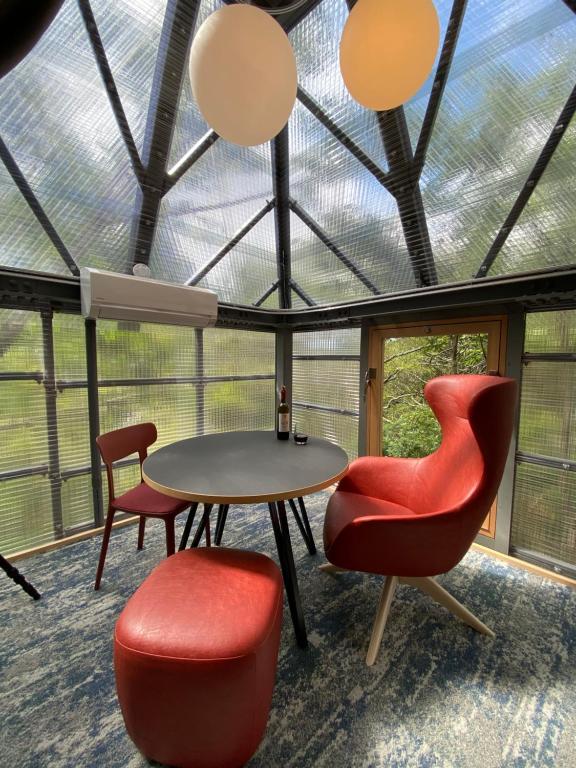 een kamer met een tafel en stoelen en een glazen plafond bij ThinkStay Mt.(シンクステイ・マウンテン) in Mikagechō