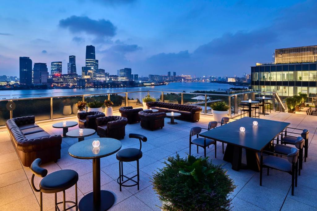 Posezení v ubytování Kimpton Qiantan Shanghai by IHG