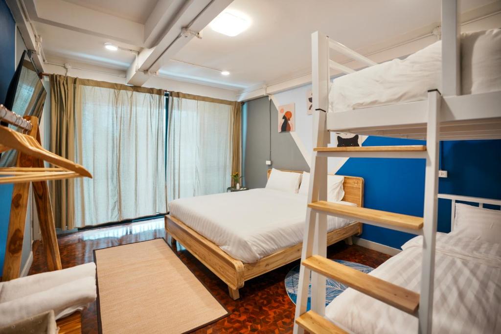um quarto com 2 beliches e uma cama em Summer house em Chiang Mai