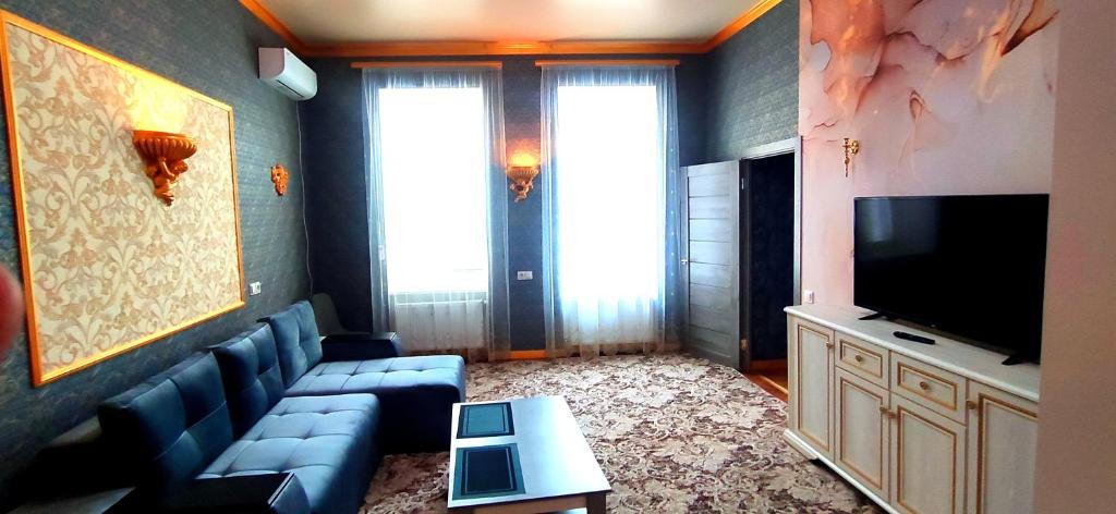 a living room with a couch and a flat screen tv at Центр кондиціонер 2 спальні після ремонту 2 поверх кондиціонер in Ivano-Frankivsʼk