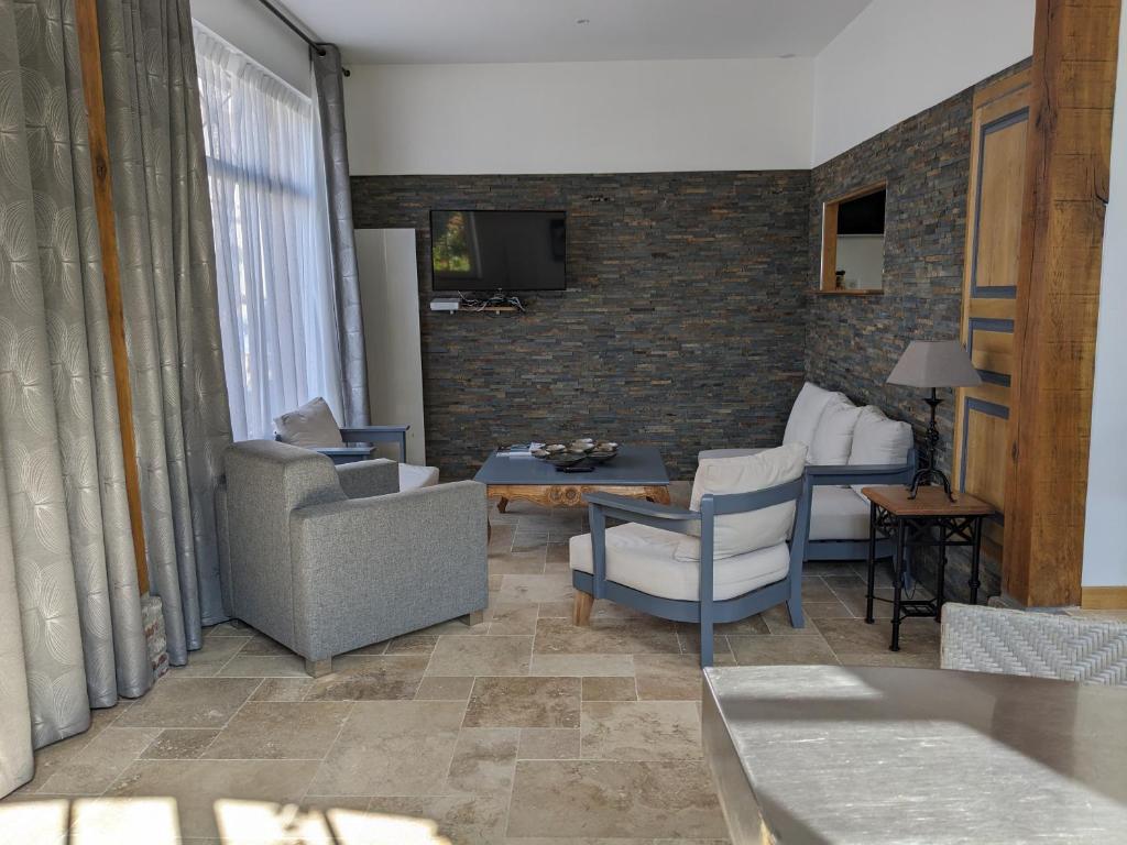 Posezení v ubytování Hotel et Spa Le Lion d'Or