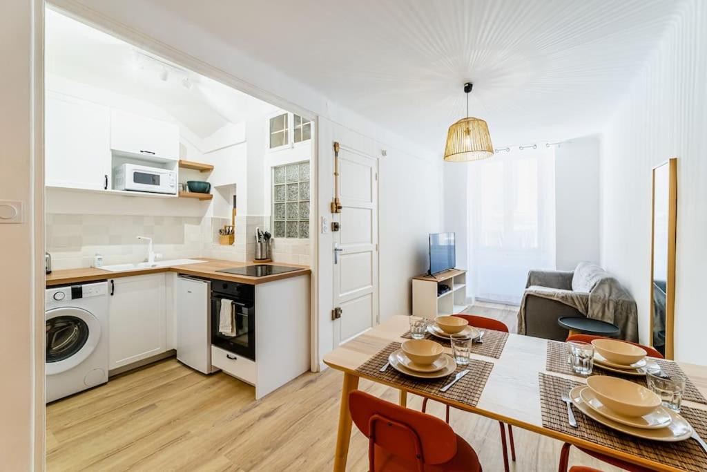 une cuisine et un salon avec une table et des chaises dans l'établissement Le Ciotaden Cosy T3 en Centre ville-Plages-Parking, à La Ciotat
