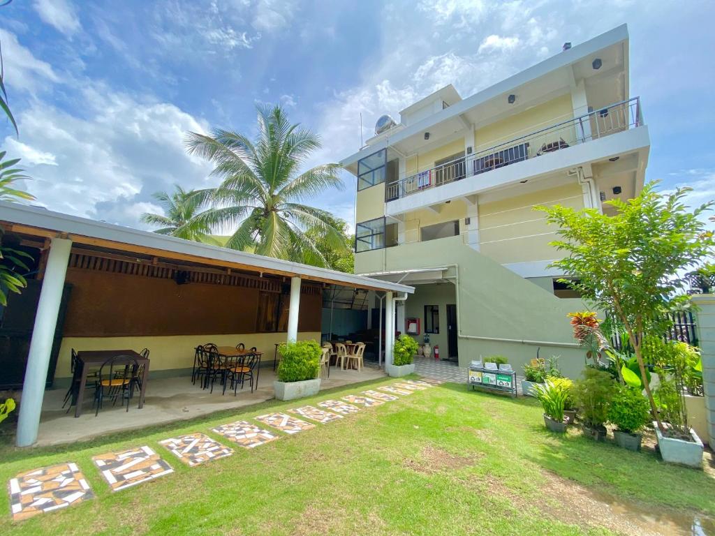 ein Haus mit einer Terrasse und einem Hof in der Unterkunft Coron Vista Lodge in Coron