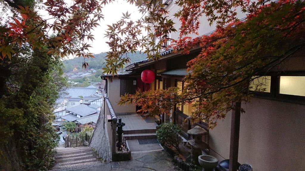 un bâtiment avec des escaliers et une vue sur une ville dans l'établissement Jukeiso, à Miyajima