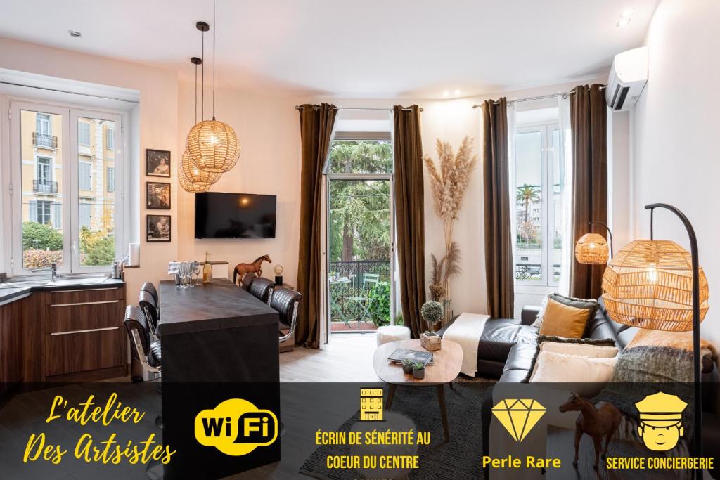 un salon avec un canapé et une table dans l'établissement L'atelier des Artistes -Écrin de sérénité au coeur de Cannes - Balcon - Clim - Wifi, à Cannes