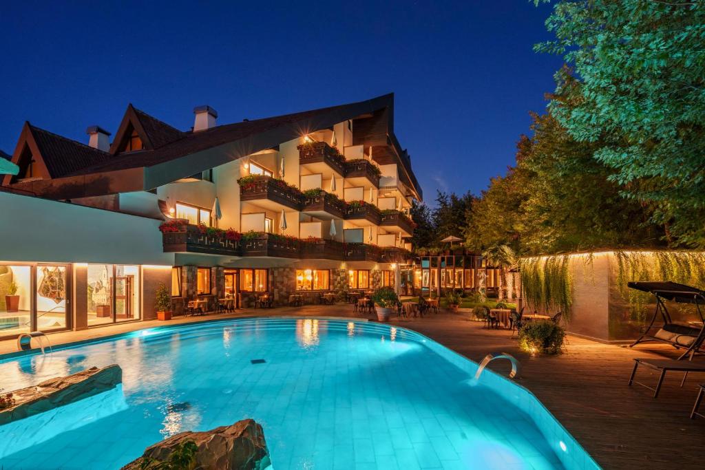 Bazén v ubytování Hotel Vier Jahreszeiten nebo v jeho okolí