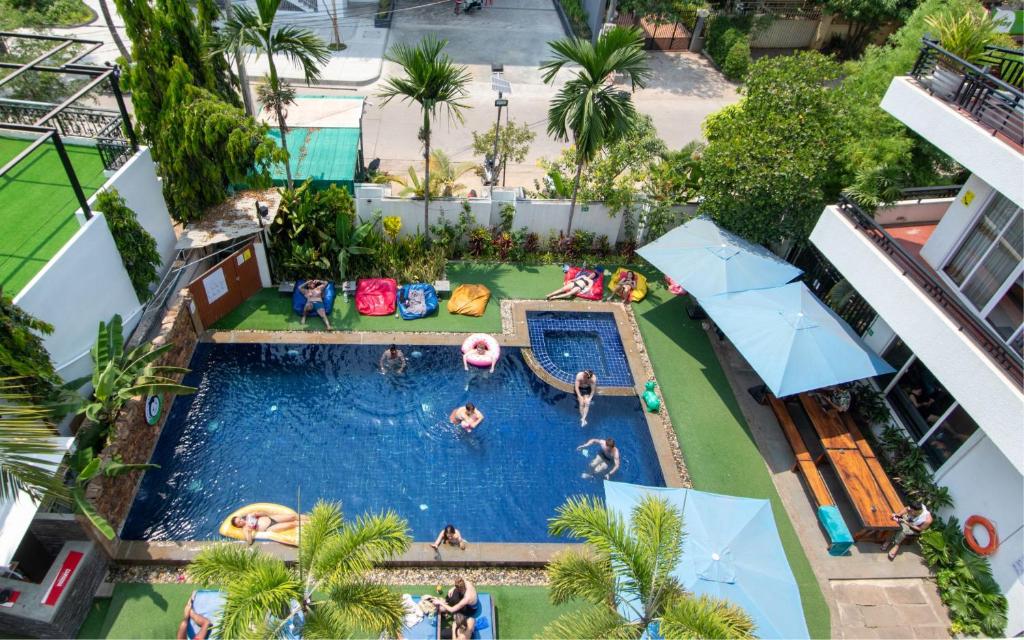 Bazén v ubytování Mad Monkey Hostel Siem Reap nebo v jeho okolí