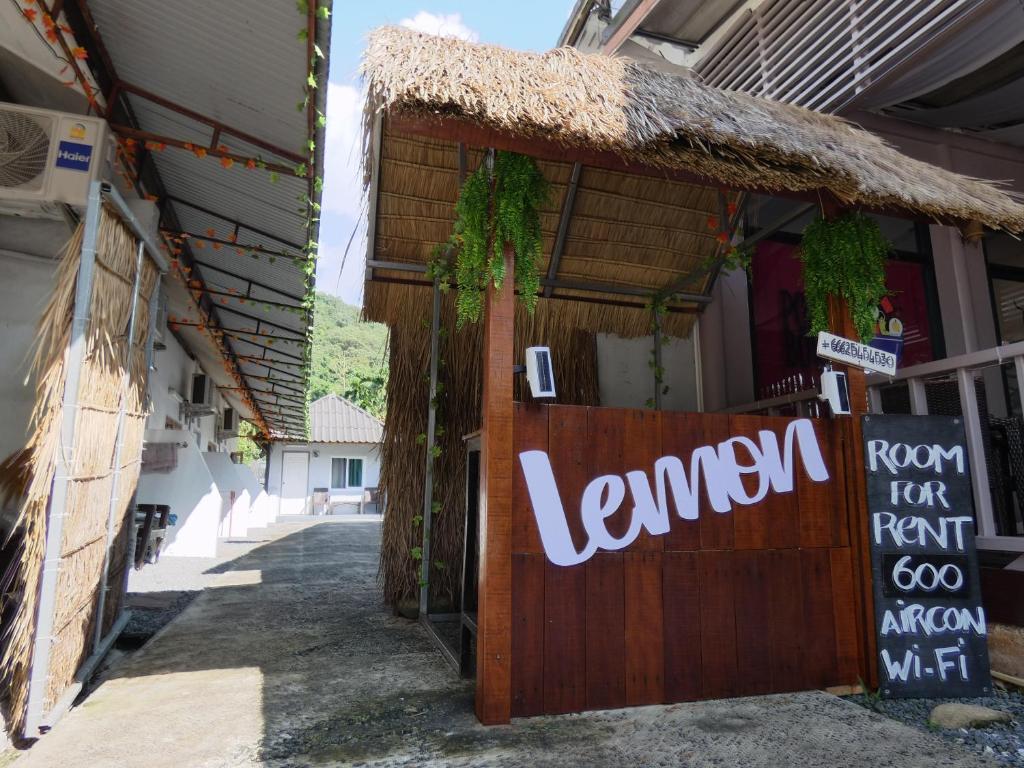 einen Eingang zu einem Gebäude mit einem Schild an der Tür in der Unterkunft Lemon Guesthouse in Ko Chang