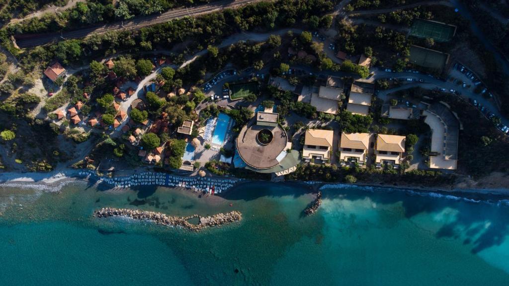een luchtzicht op een resort met een zwembad bij Villaggio La Marée in Pisciotta