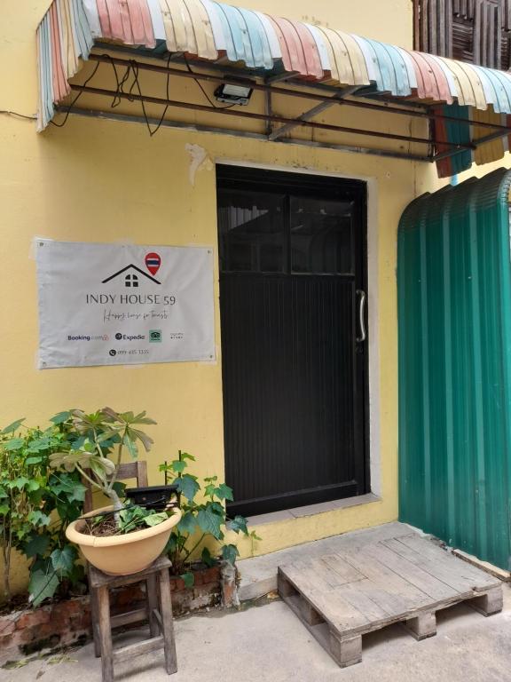 una puerta a una casa con un plantador delante de ella en 59Indyhouse, en Bangkok