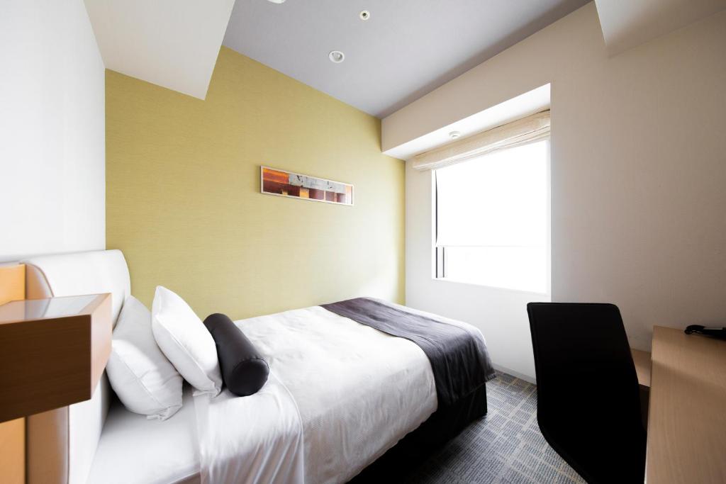 a hotel room with a bed and a window at Tokyu Stay Kamata - Tokyo Haneda in Tokyo